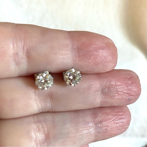 Moissanite 1ct Silver stud earrings with GRA brand new